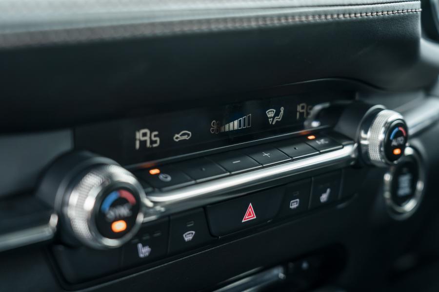 Детали интерьера Mazda3 Skyactiv-G Sport Lux Hatchback 2019 года  (UK) (фото 82 из 91)